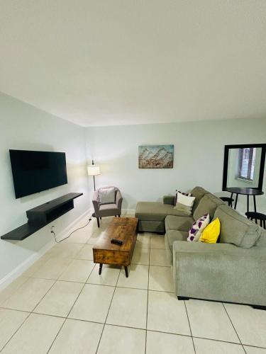Apartment in Hollywood close to shops & beach 108 — 4-Star Luxury Hotel in Hollywood, United States