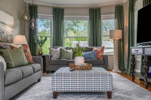 Enchanting Benson Home BBQ & Fenced Yard — 4-Star Luxury Hotel in Omaha, United States