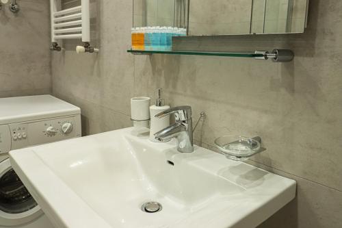Stylish 3BR Apt near Mziuri Park By Wehost