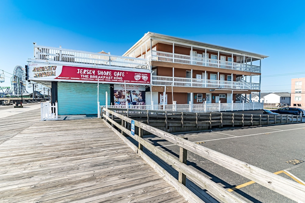 Boardwalk Hotel Charlee & Beach House Rentals - photo 60