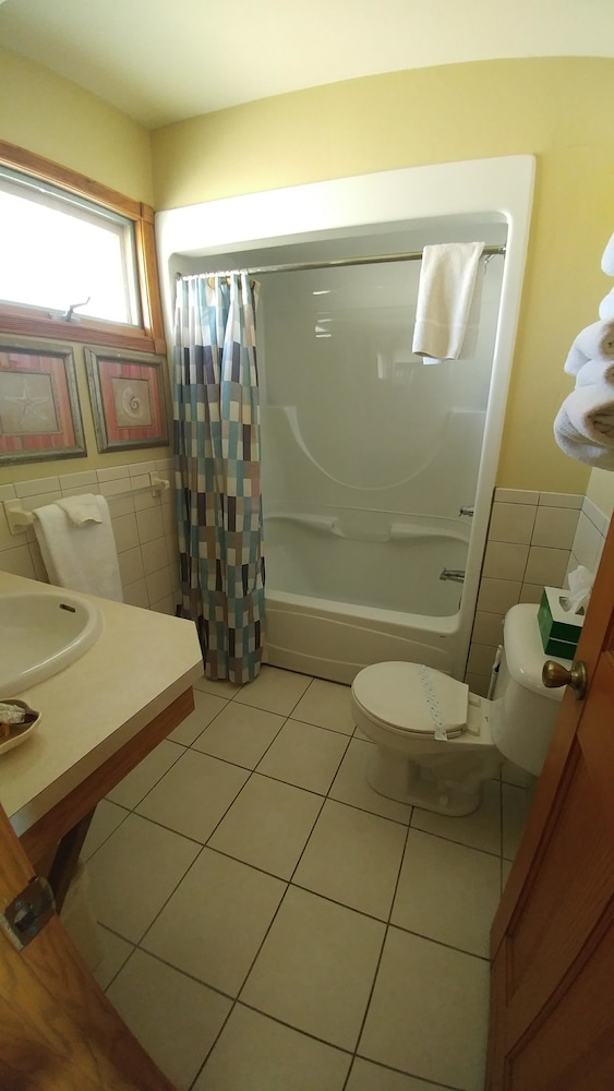 Snug Harbor Inn - photo 101