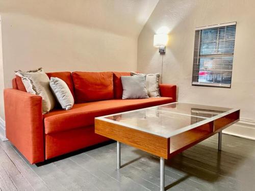 Amazing Sleeps 19 with 14 beds at Downtown Location in Pittsburgh, United States