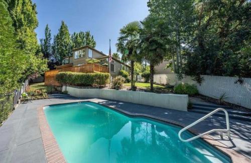 Chef's Kitchen Pool Bright Spacious 4 Bed — 4-Star Luxury Hotel in Medford, United States