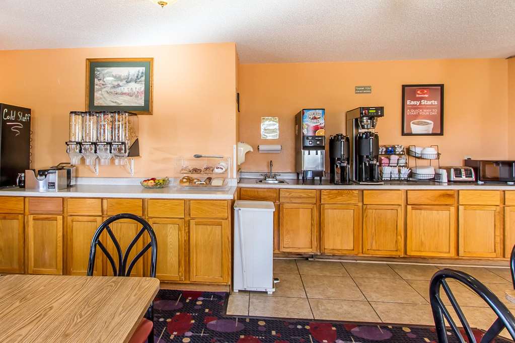 Econo Lodge Inn & Suites Pekin Peoria Area - photo 35