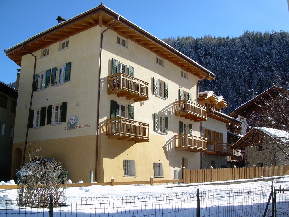 Residence Ca' Delle Margherite — 4-Star Luxury Hotel in Pellizzano, Italy