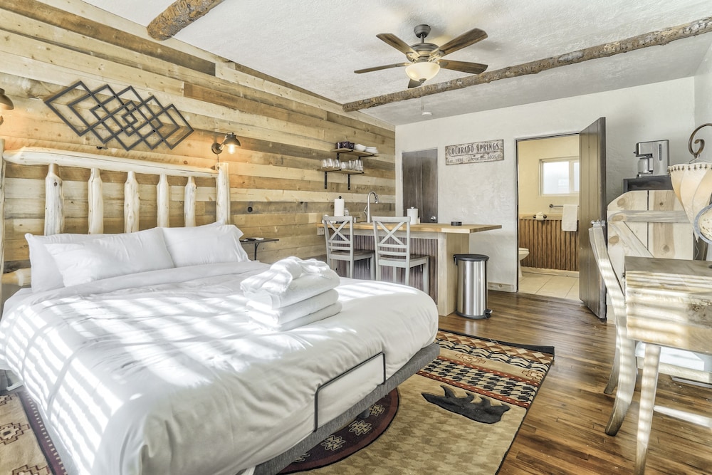 Quest Rest Unit 7 - last minute hotel in Colorado Springs