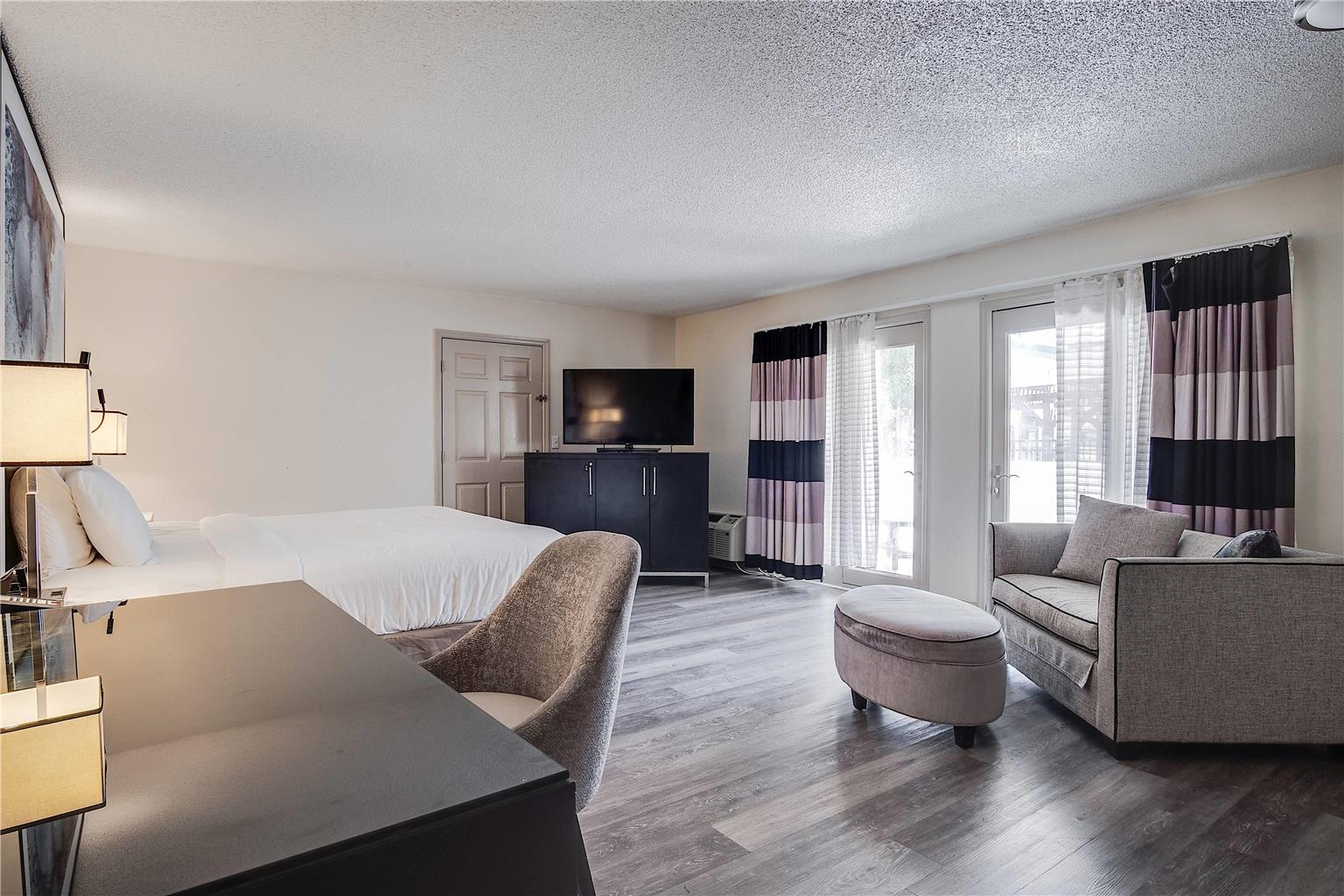 Cottonwood Suites Savannah Hotel & Conference Center - photo 11