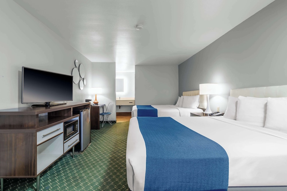 Days Inn & Suites by Wyndham Flagstaff Near University - photo 19