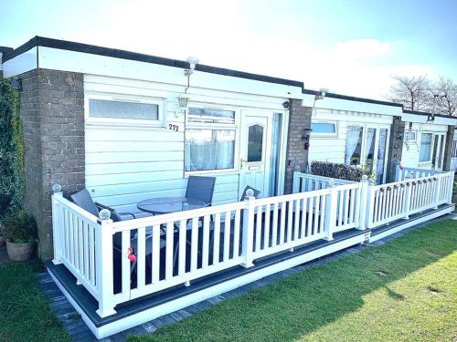 Classic Seaside Holiday Home in Hemsby — 4-Star Luxury Hotel in Hemsby, United Kingdom