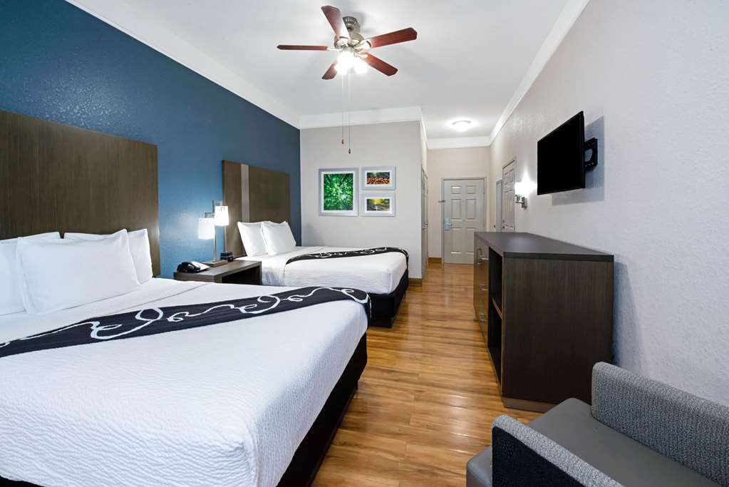 La Quinta Inn & Suites by Wyndham Kingwood Houston IAH Airpt - photo 21