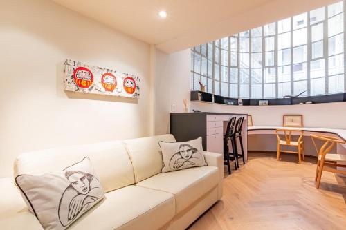 Luxurious modern artsy fully fitted home