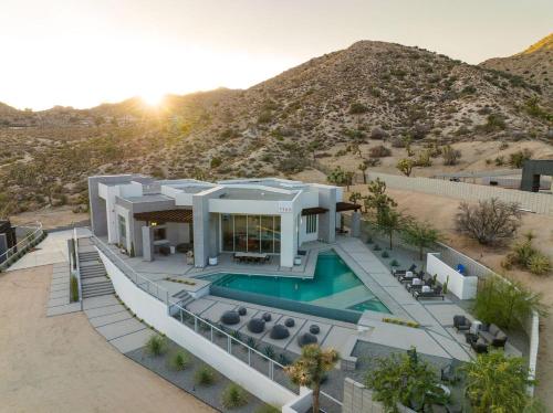 The Overlook by Fieldtrip 7 Bd Modern Luxury with Infinity Pool Views — hotel in Yucca Valley