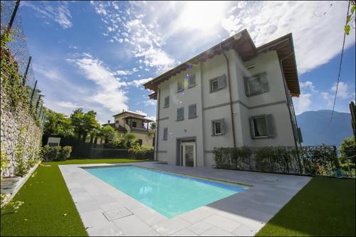 Villa Regina int.3 — 4-Star Luxury Hotel in Mezzegra, Italy