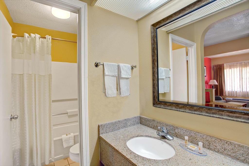 Americas Best Value Inn Memphis I 240 - photo 26