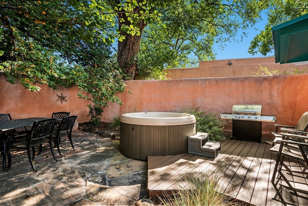 Amor Historic Adobe in the Heart of The Railyard and Downtown Santa Fe Hot Tub - photo 31