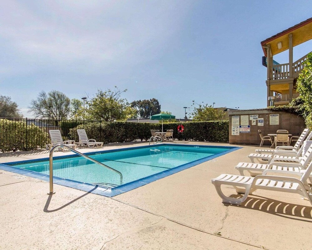 Quality Inn Oakland - photo 10