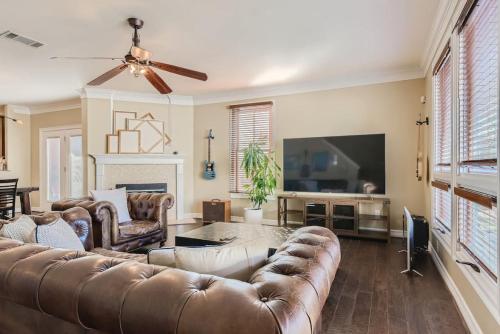 Warm Suburban 3BR Townhome near DT — 4-Star Luxury Hotel in Austin, United States