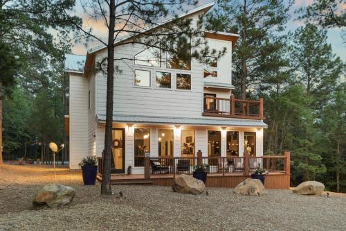 The Grinning Bear in Broken Bow, United States