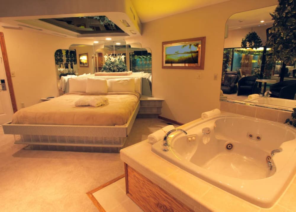 Sybaris Pool Suites Indianapolis - photo 15