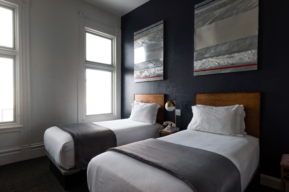 The Metro Hotel - photo 8