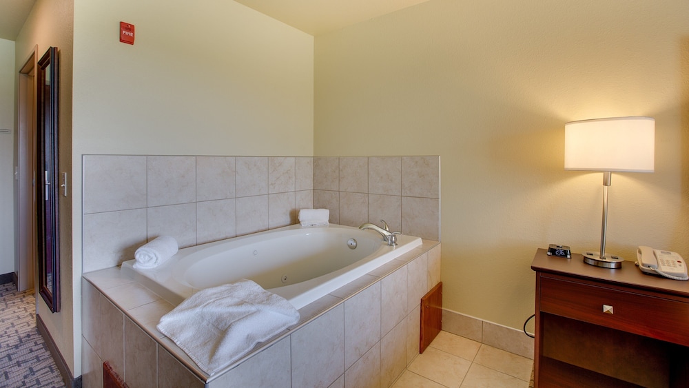 Cobblestone Inn & Suites Clintonville - photo 31