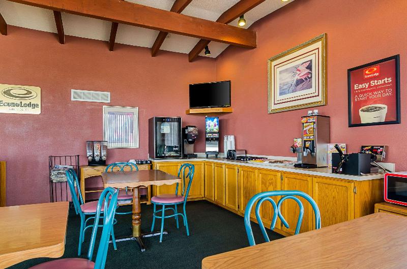 Econo Lodge Wakeeney - photo 29