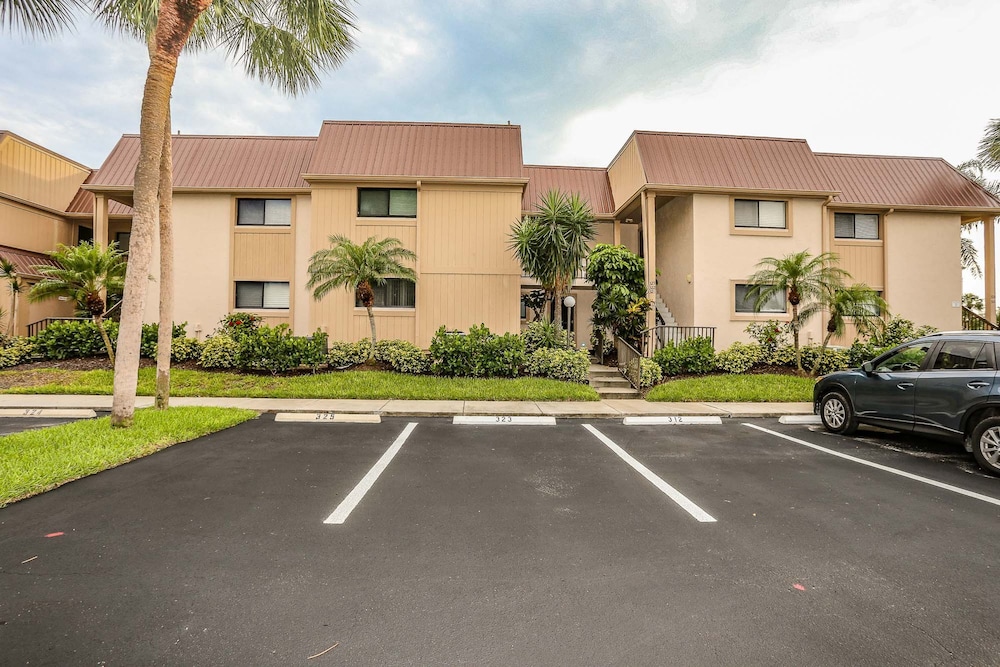 Estero Yacht & Racquet 218 Fort Myers Beach in Fort Myers Beach, United States