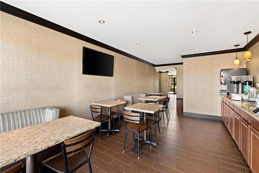 Quality Inn & Suites - photo 37