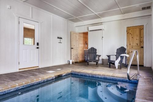 Private Indoor Pool Cabin w Game Room & Hot Tub — 4-Star Luxury Hotel in Pigeon Forge, United States