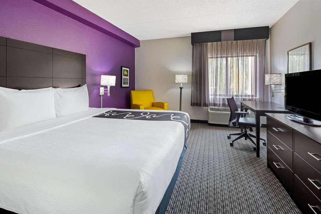 La Quinta Inn & Suites by Wyndham Miami Airport East - photo 43