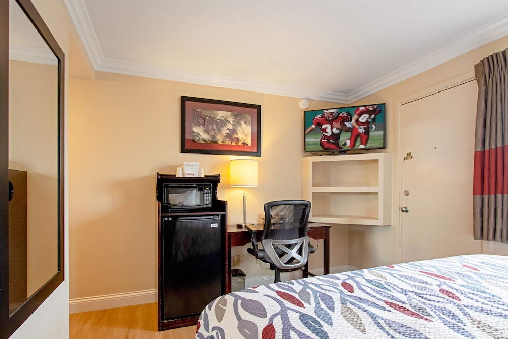 Red Roof Inn & Suites Monterey - photo 6