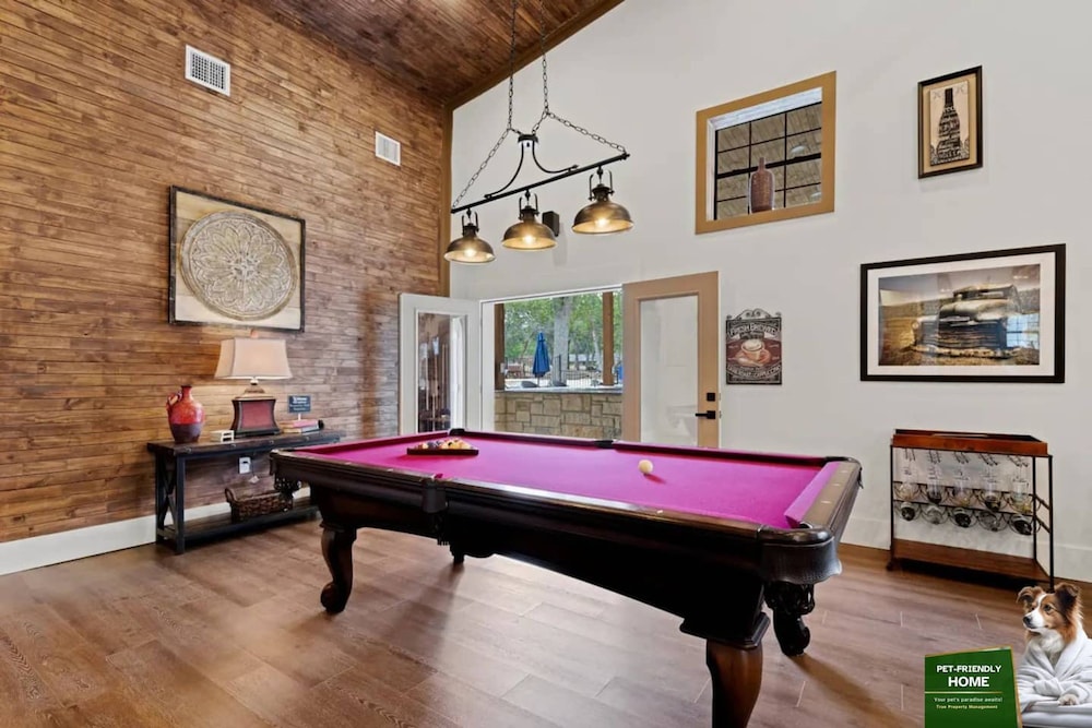 Luxury Retreat for 28 Terracotta Bliss Getaway — hotel in Wimberley