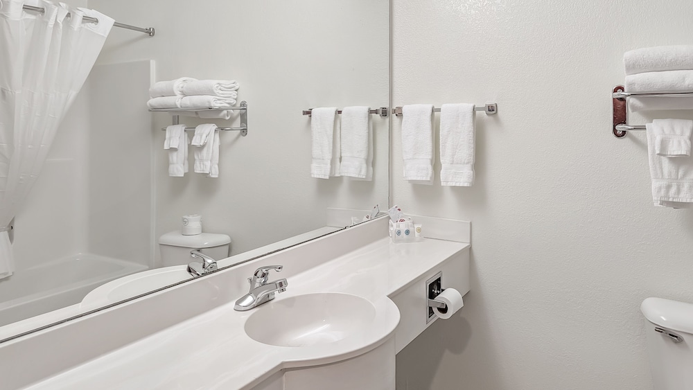 Estherville Hotel & Suites - photo 56