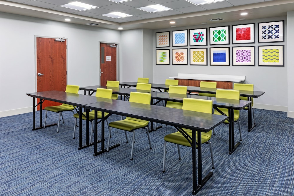 Holiday Inn Express & Suites West by IHG - photo 34
