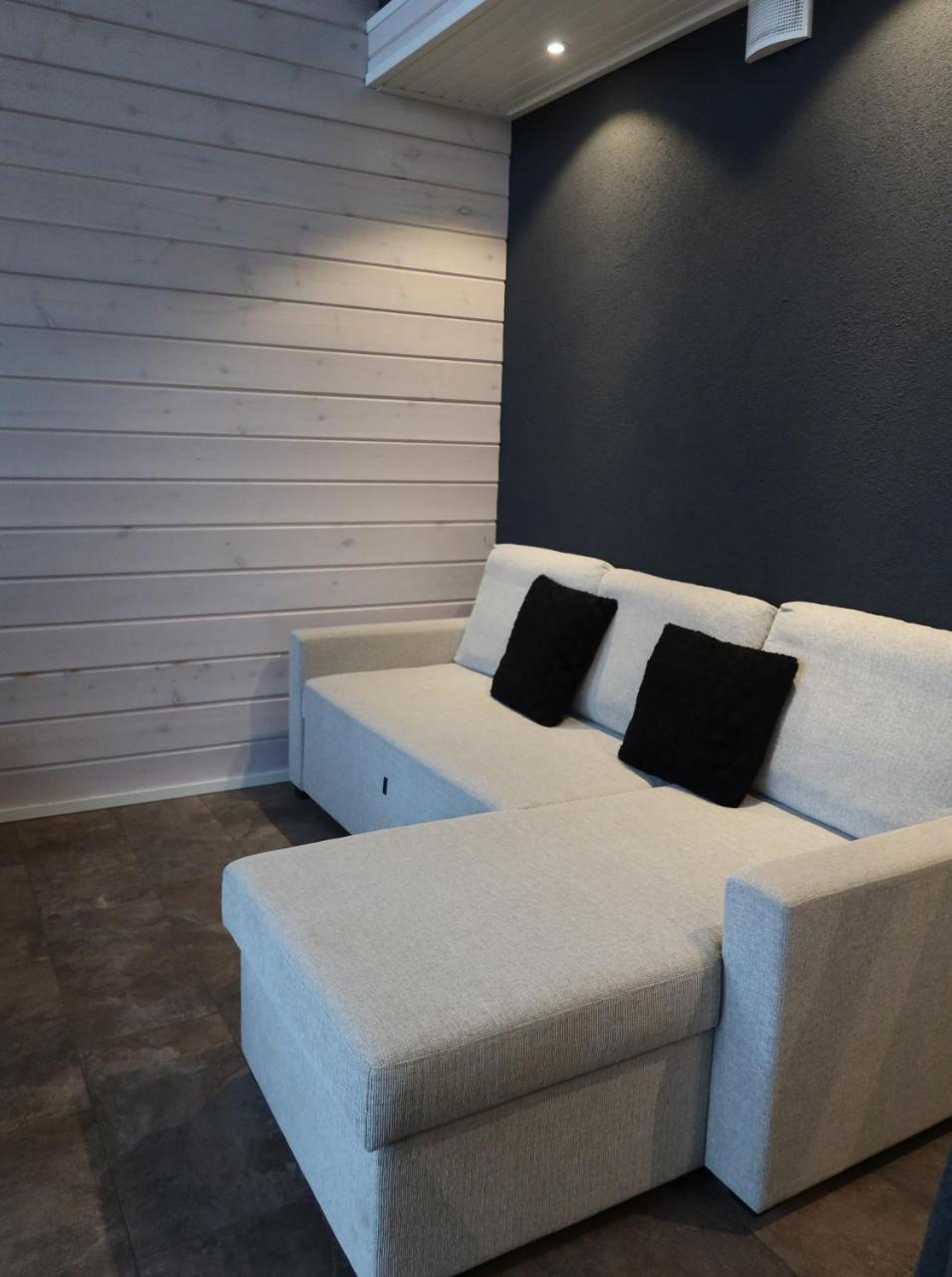 Norvamaja with a lake view sauna and jacuzzi — 4-Star Luxury Hotel in Rovaniemi, Finland