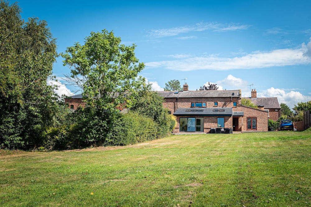 No1 Little Barrow Barns Sleeps 10 in Chester, United Kingdom