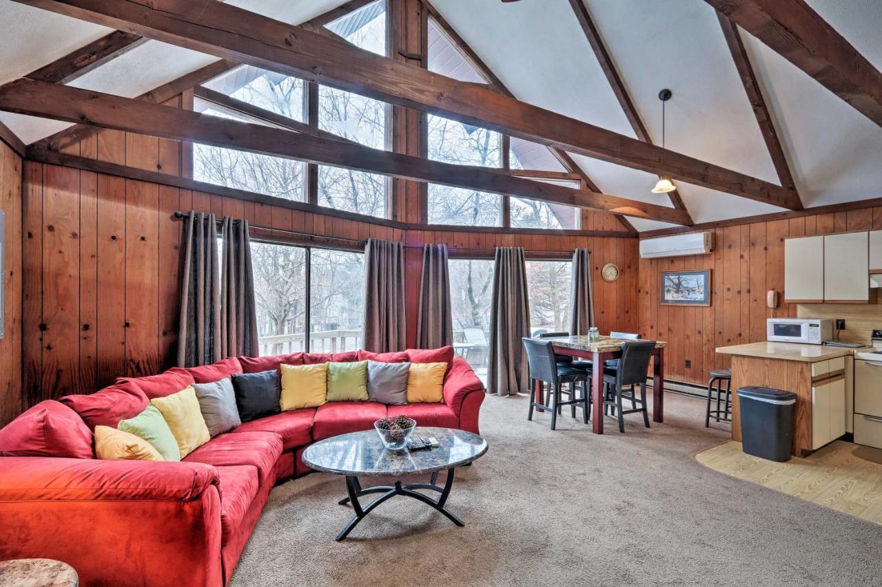 7 Miles to State Park: Poconos Getaway w Deck — hotel in Towamensing Trails