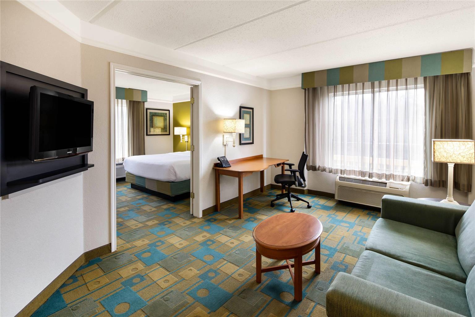La Quinta by Wyndham Haywood Mall Near Greenville Downtown - photo 33