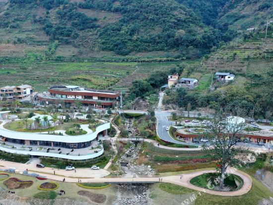 Banshan Hotel — hotel in Luzhang