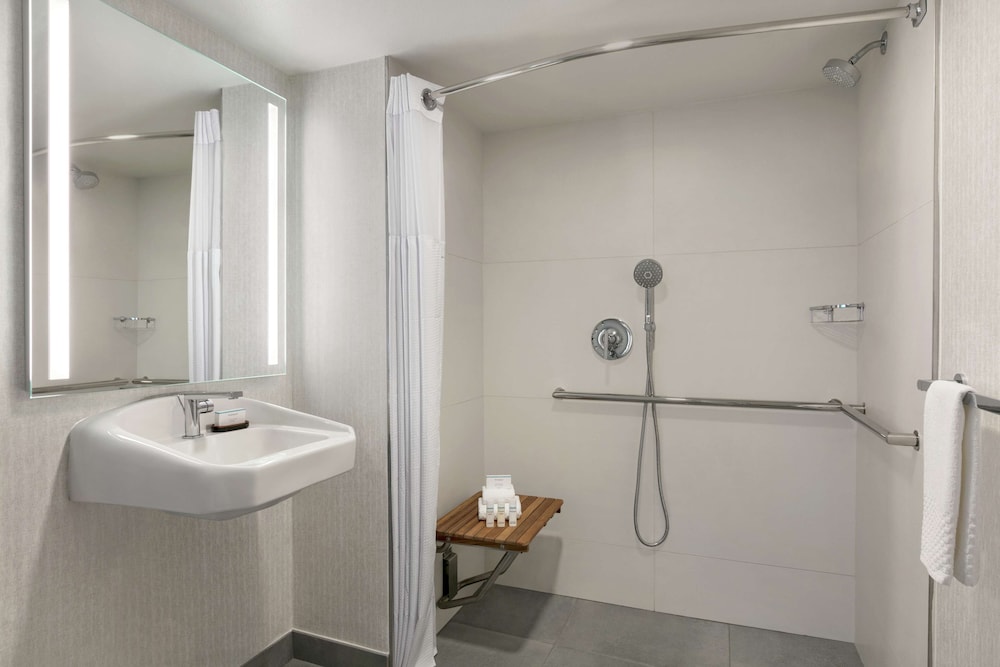 Embassy Suites by Hilton Los Angeles Downey - photo 39