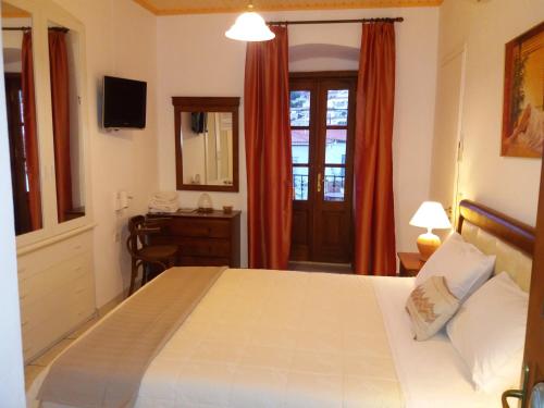 Perakis Apartments — 4-Star Luxury Hotel in Ydra, Greece