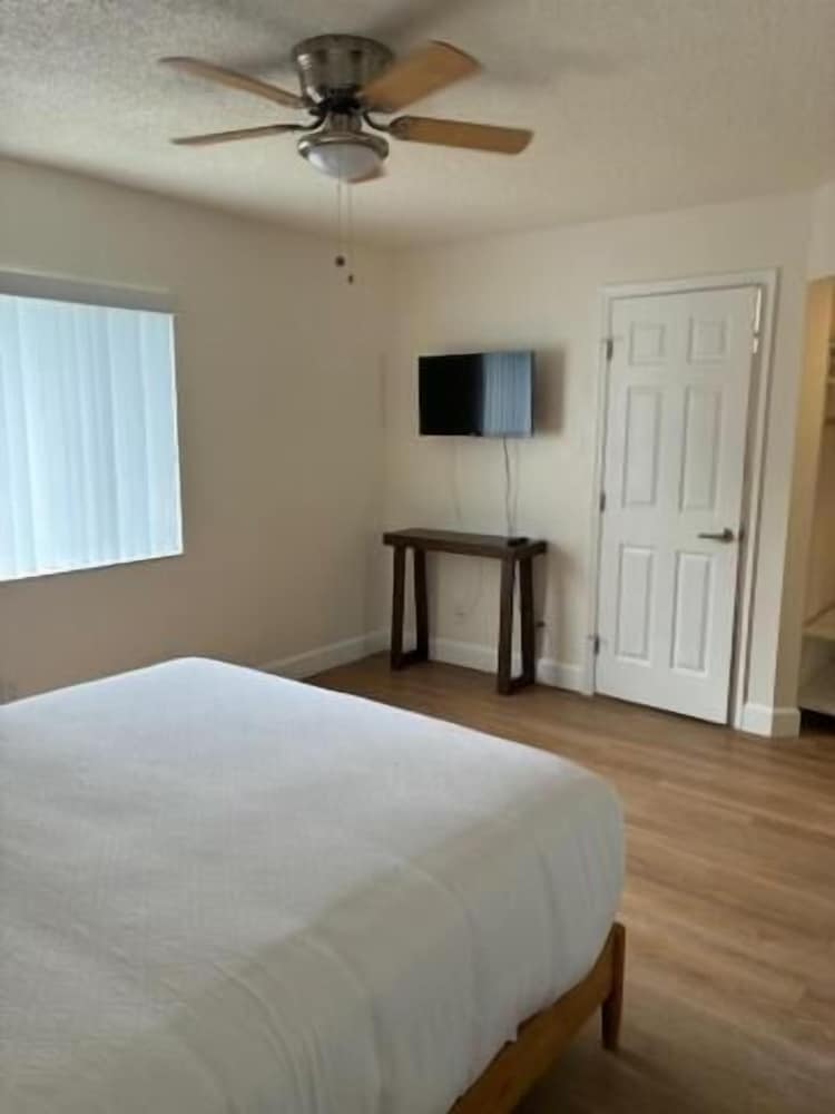 Sea Breeze Inn in Edgewater, United States