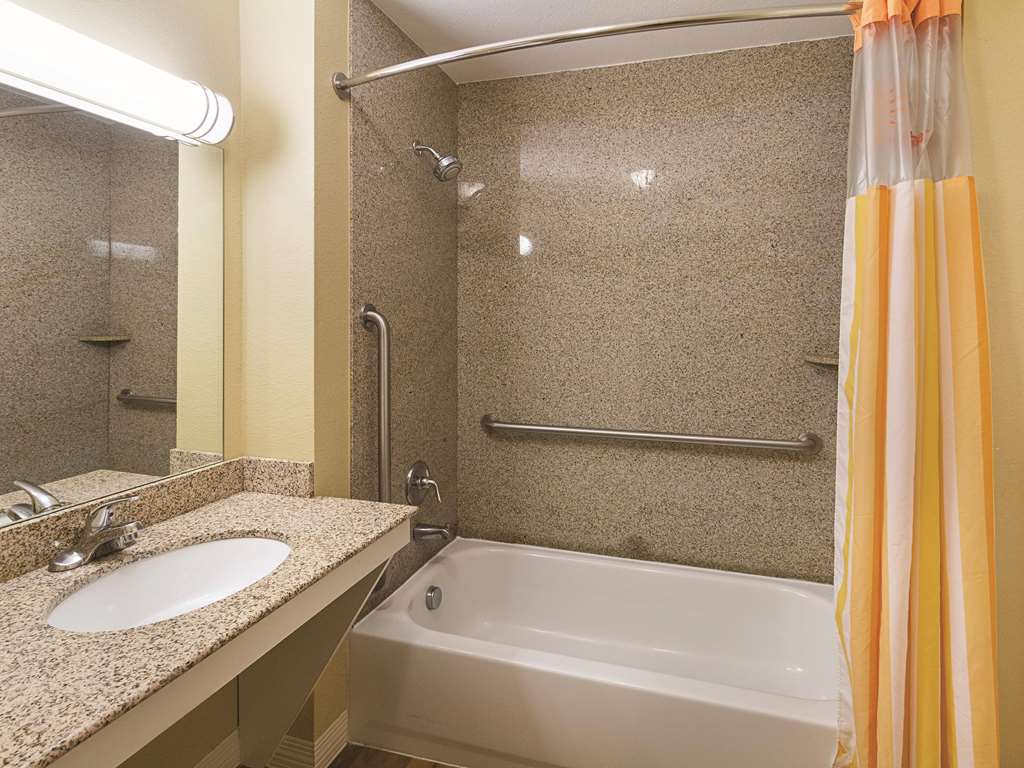 La Quinta Inn & Suites by Wyndham Waxahachie - photo 7