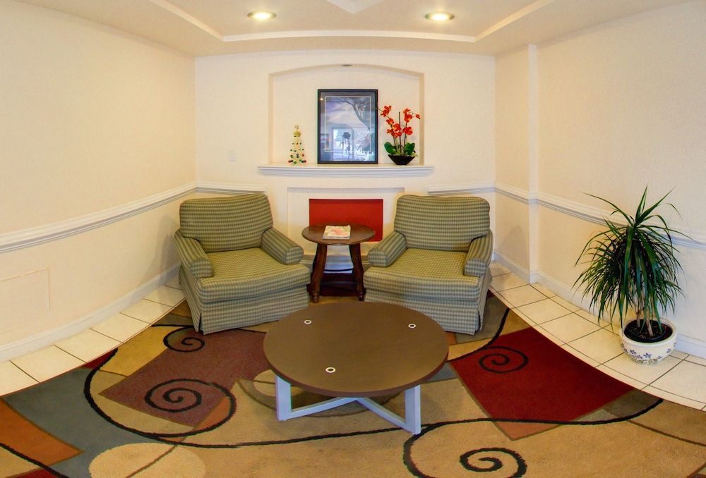 Econo Lodge Oyster Point - photo 24