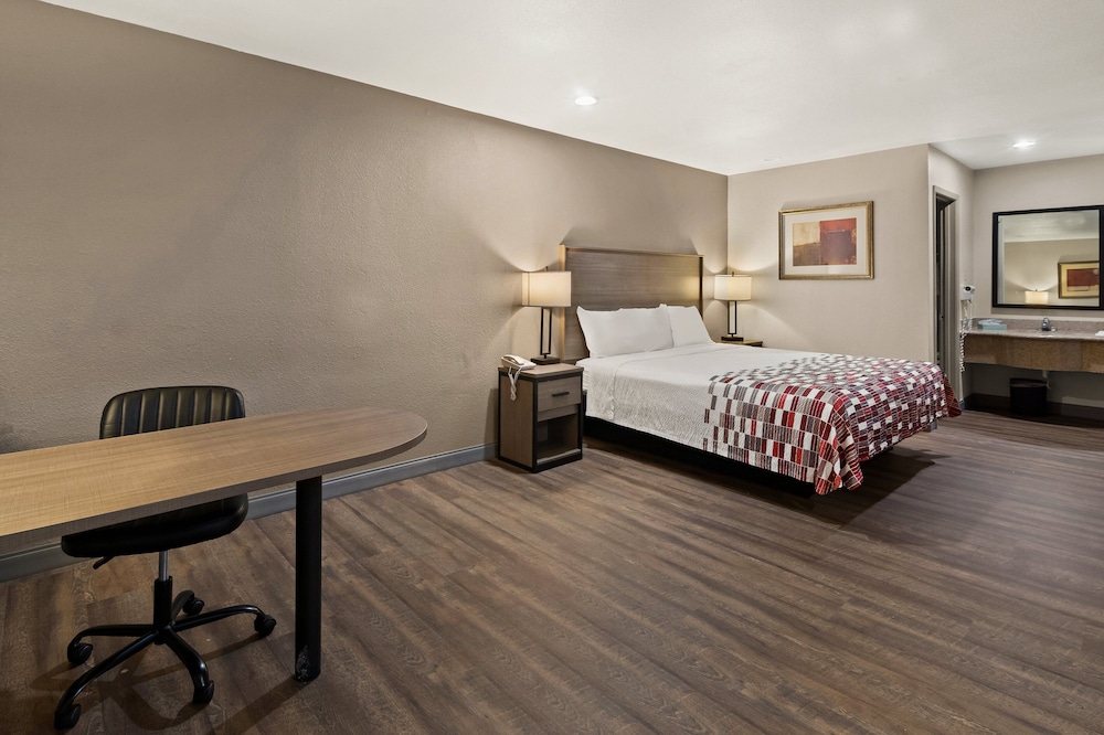 Red Roof Inn & Suites Irving DFW Airport South - photo 24