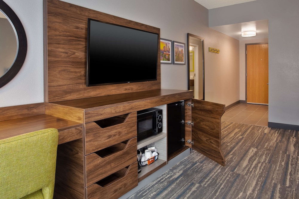Hampton Inn & Suites Tampa East - photo 3