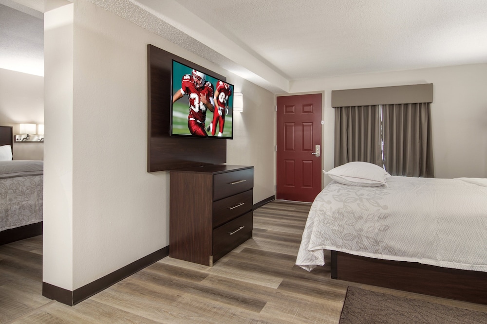 Red Roof Inn Plus & Suites Erie - photo 22