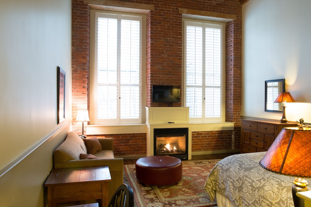 The Common Man Inn & Restaurant - photo 44