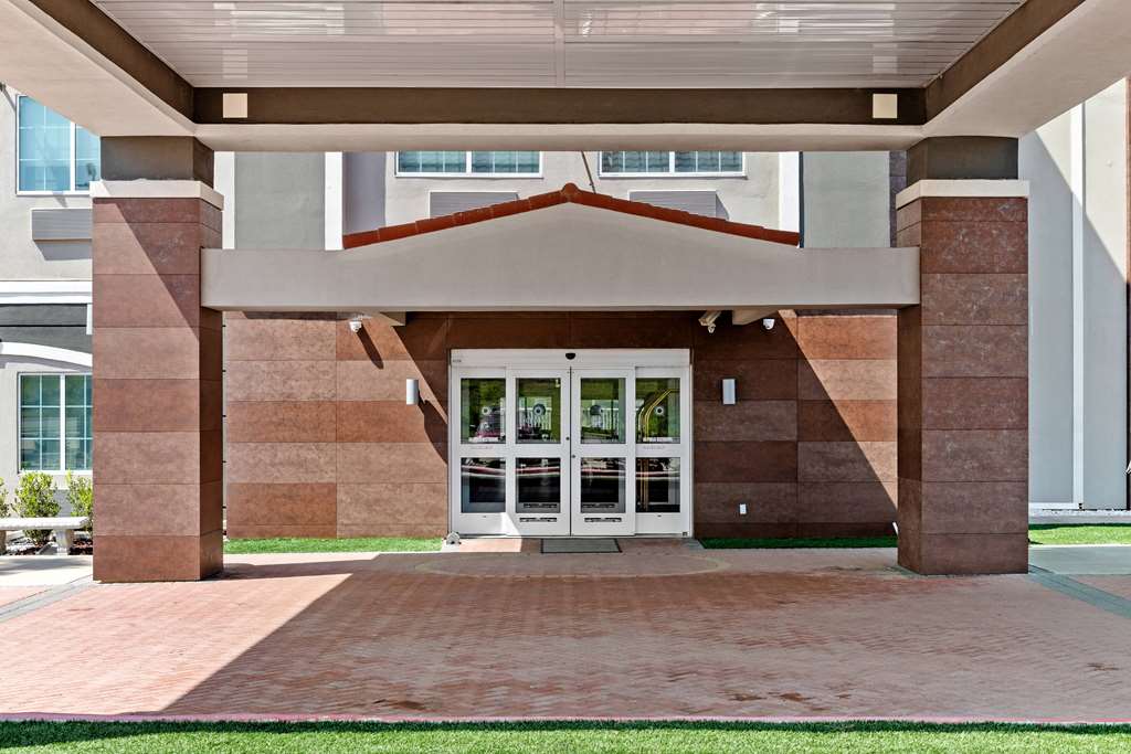 La Quinta Inn & Suites by Wyndham Raymondville - photo 3