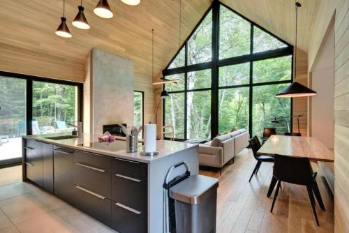1 Impasse du Cardinal Lac Superior Chalet w Spa Sauna & Games Room — 4-Star Luxury Hotel in Mont-Tremblant, Canada